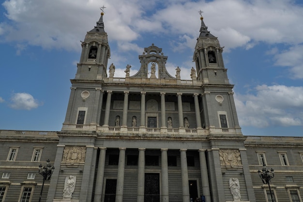 Madrid, Spagna: la Cattedrale di Santa Maria il Ryoal di La Almudena al tramonto