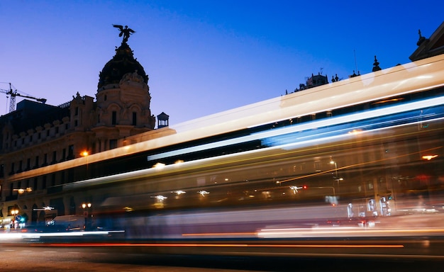 Madrid Spagna strisce luminose a lunga esposizione provenienti da veicoli in movimento in Calle de Alcala e Gran Via