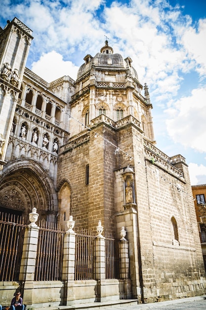 maestosa Cattedrale di Toledo in stile gotico, con pareti ricche di sculture religiose