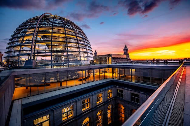 Maestosa cupola del reichstag sul cielo al tramonto