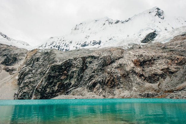 Maestosa vista della Laguna 69 a Huaraz in Perù.