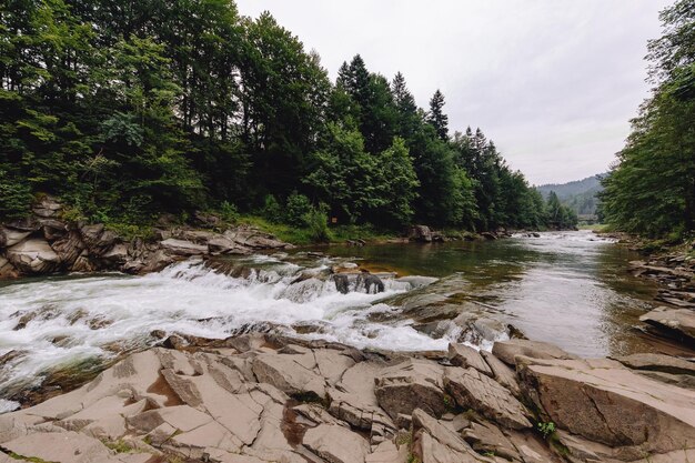 Maestosa vista di un fiume di montagna in un paesaggio di montagna Cielo drammatico Carpazi