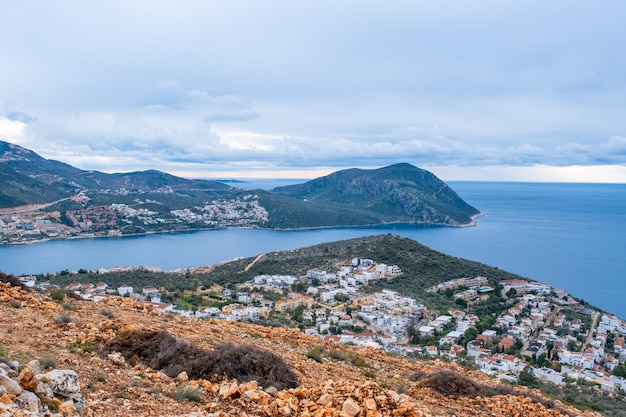 Maestosa vista panoramica aerea della località balneare kalkan in turchia