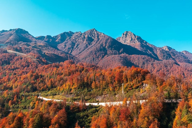 Maestose montagne del Caucaso in autunno