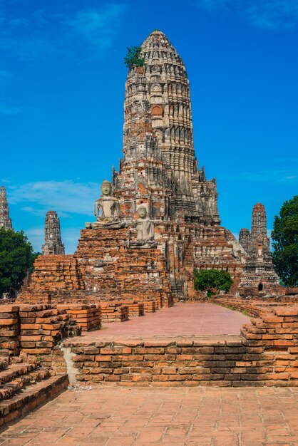 Maestose rovine del Wat Chai Watthanaram del 1629 costruito dal re Prasat Tong con il suo principale Prang (centro) che rappresenta il Monte Meru, la dimora degli dei