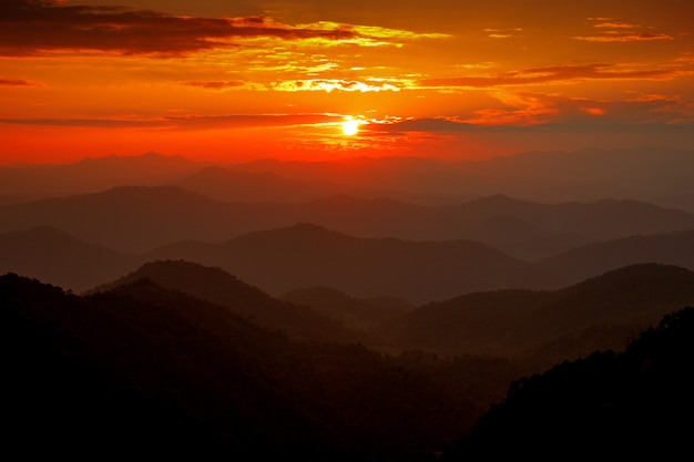 Maestoso cielo al tramonto sopra le montagne del paesaggio