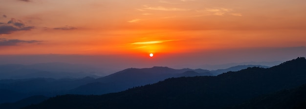 Maestoso cielo al tramonto sul paesaggio delle montagne