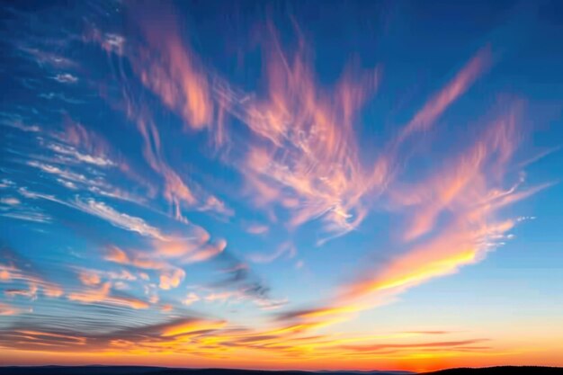 Maestoso cielo all'alba e al tramonto con nuvole colorate vista panoramica