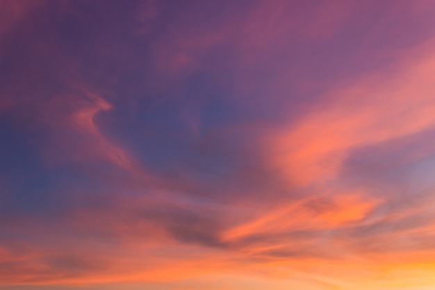 Maestoso cielo crepuscolare in serata