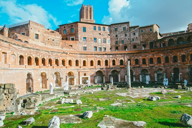 Maestoso edificio e rovine vicino