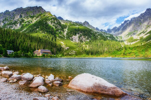 Maestoso lago di montagna nel Parco Nazionale Alti Tatra. Per favore