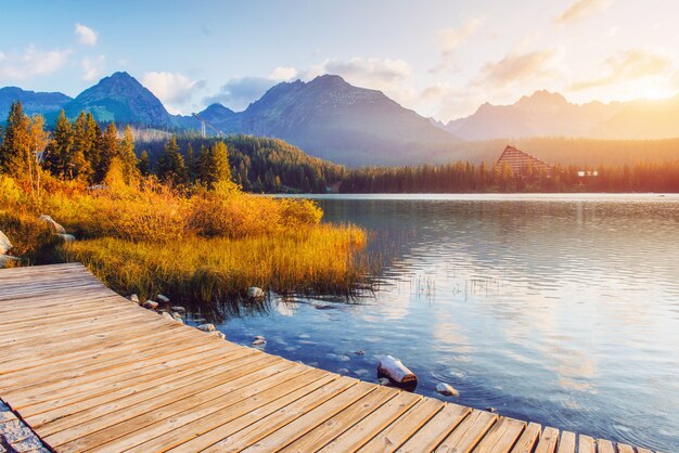 Maestoso lago di montagna nel Parco Nazionale Alti Tatra. Strbske Pleso, Slovacchia, Europa.