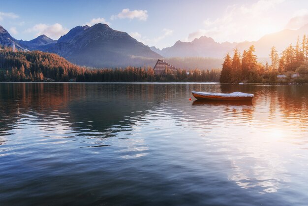 Maestoso lago di montagna nel Parco Nazionale Alti Tatra. Strbske Pleso, Slovacchia