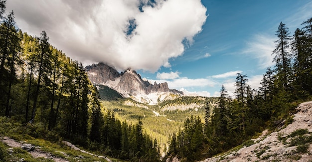 Maestoso paesaggio del lago Sorapis delle Dolomiti con larici colorati e alte montagne Meraviglioso scenario naturale escursionistico nelle Dolomiti italiane vicino a Cortina d'Ampezzo