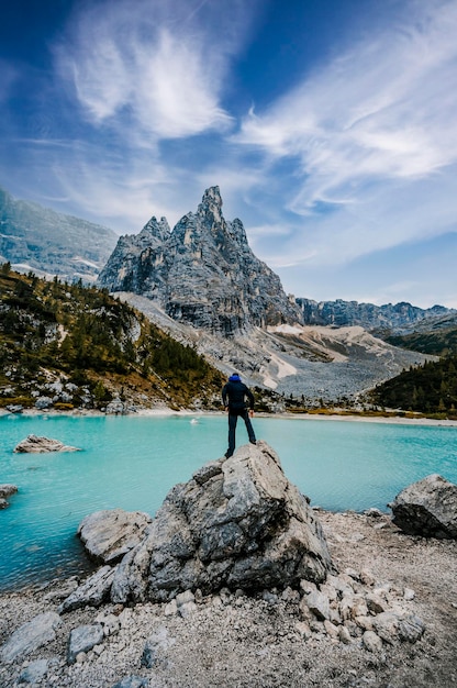 Maestoso paesaggio del lago Sorapis delle Dolomiti con larici colorati e alte montagne Meraviglioso scenario naturale escursionistico nelle Dolomiti italiane vicino a Cortina d'Ampezzo