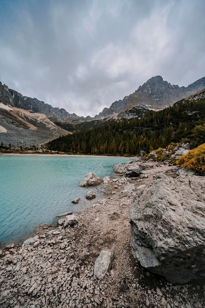 Maestoso paesaggio del lago Sorapis delle Dolomiti con larici colorati e alte montagne Meraviglioso scenario naturale escursionistico nelle Dolomiti italiane vicino a Cortina d'Ampezzo