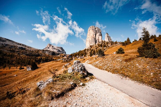 Maestoso paesaggio dell'autunno rosso alpino Cinque Torri Passo Falzarego Tofana Meraviglioso scenario naturale escursionistico nelle Dolomiti italiane vicino a Cortina d'Ampezzo