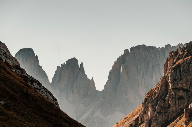 Maestoso paesaggio dell'autunno rosso alpino Passo pardoi Meraviglioso scenario naturalistico escursionistico in dolomia Gruppo del Sella vista dal Passo Pordoi Dolomiti Italia Europa
