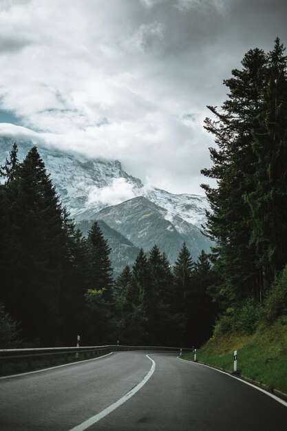 Maestoso paesaggio montano nelle Alpi francesi Panorama di sfondo