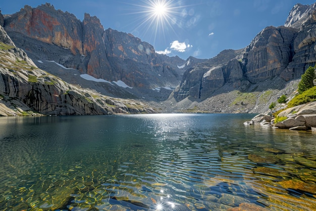 Maestoso paesaggio montuoso con lago cristallino sotto il cielo blu soleggiato