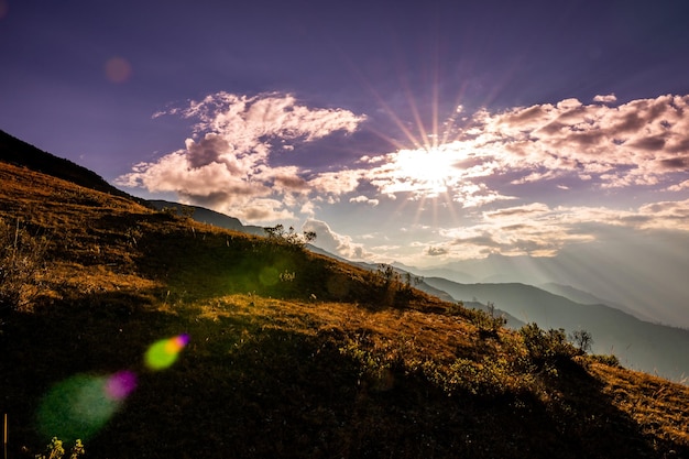 Maestoso tramonto in montagna bellissimi colori cielo