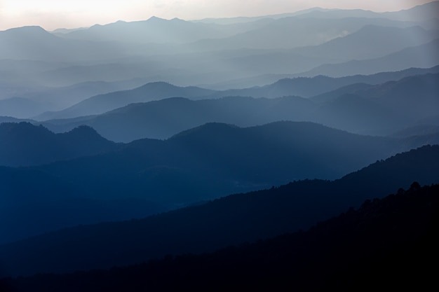 Maestoso tramonto nel paesaggio di montagne blu