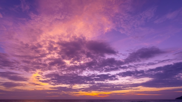 Maestoso tramonto o alba paesaggio Incredibile luce della natura cloudscape cielo e nuvole che si allontanano rotolando nuvole scure colorate al tramonto con riflesso nella superficie del mare dell'acqua Vista incredibile.