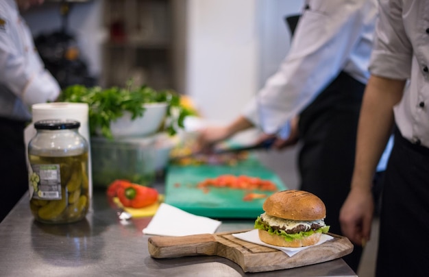 maestro chef mettendo stuzzicadenti su un hamburger nella cucina del ristorante