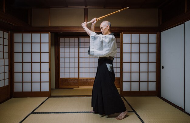 Maestro di arti marziali senior nel suo dojo