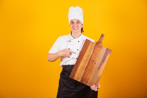 Maestro di chef donna brasiliana adulta in gastronomia con tavola di legno