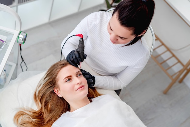 Maestro nel trucco permanente delle sopracciglia