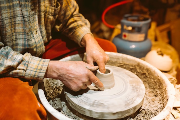 Maestro vasaio al lavoro