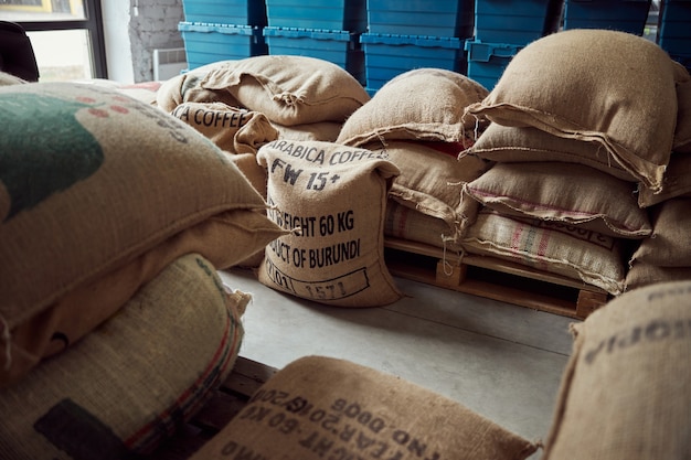 Magazzino con semi di pianta di caffè arabica confezionati in sacchi di juta