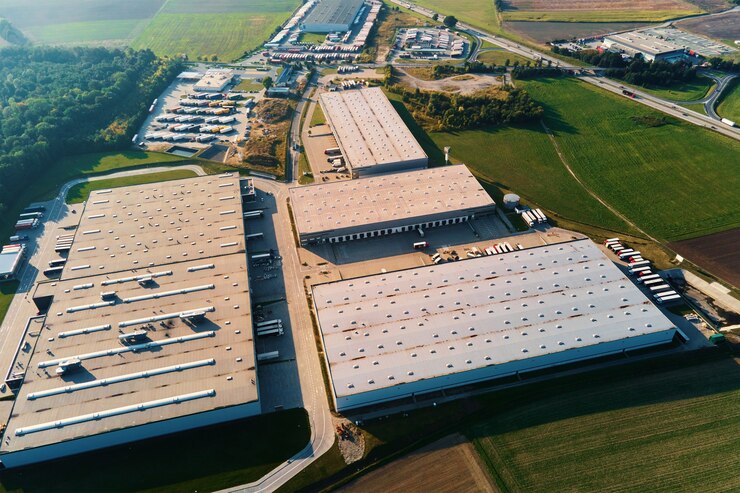 Magazzino di fabbrica con vista aerea di semirimorchi parcheggiati