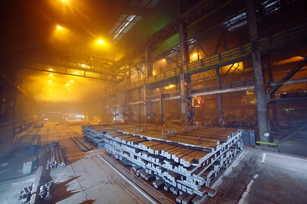 Magazzino in metallo bianco. Impianto di galvanizzazione per il metallo.