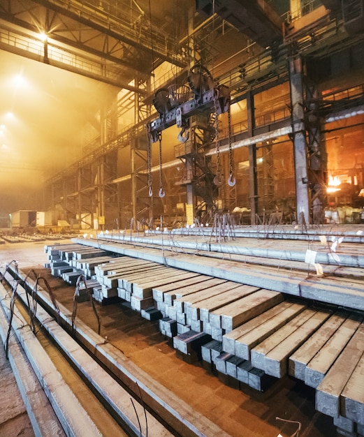 Magazzino in metallo bianco. Impianto di galvanizzazione per il metallo.