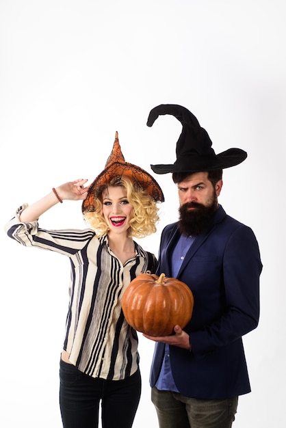 Magia per la preparazione di halloween vacanze di halloween coppia di halloween in cappelli di streghe con zucca