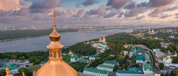 Magica veduta aerea del kiev pechersk lavra vicino al monumento della patria