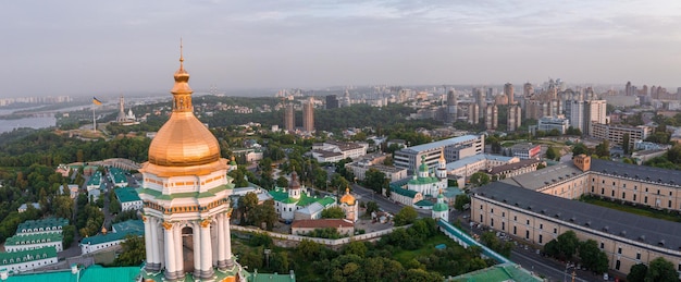 Magica veduta aerea del kiev pechersk lavra vicino al monumento della patria