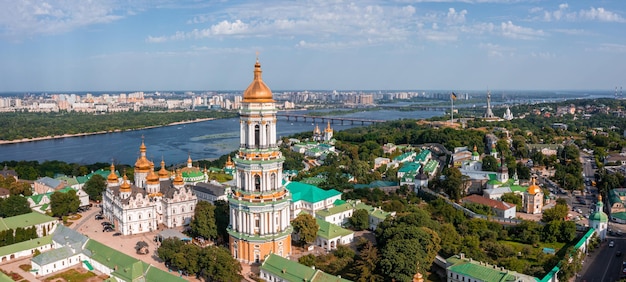 Magica veduta aerea del kiev pechersk lavra vicino al monumento della patria