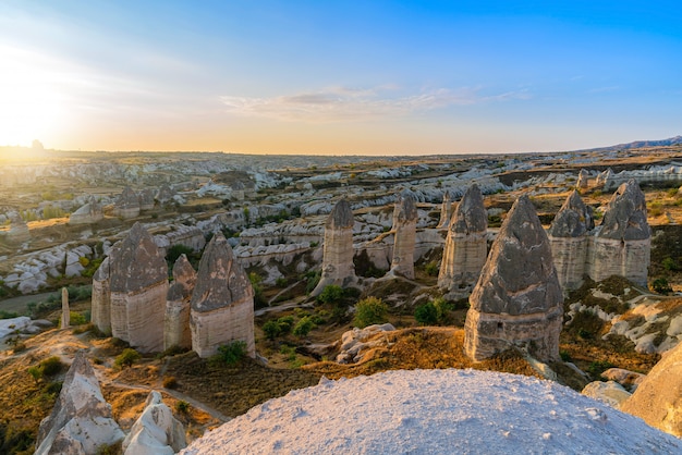 Magiche forme fungine di arenaria in Cappadocia, Turchia.