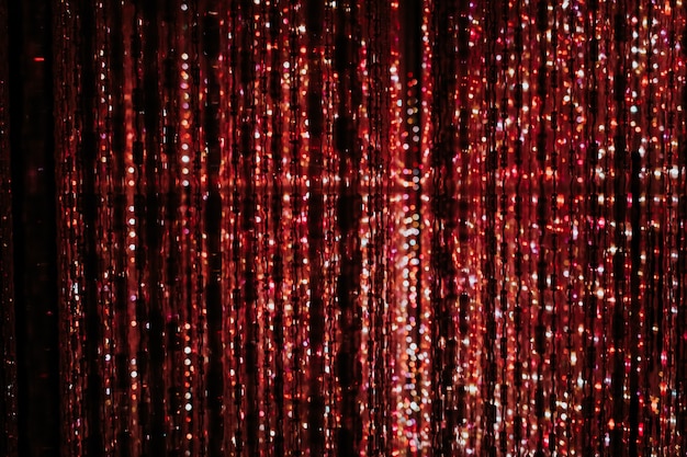 Magiche luci rosse bokeh texture per una festa o una celebrazione. Ghirlanda di luci splendenti