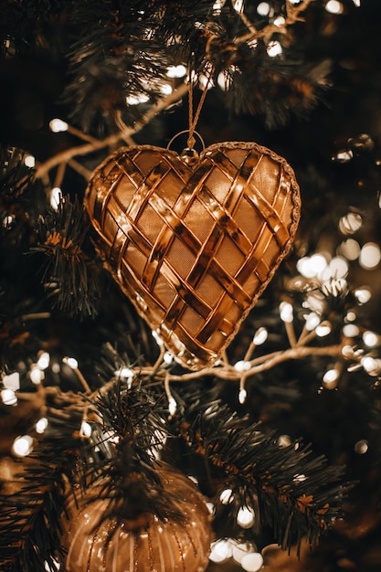 Magico albero di Natale decorato con cuore giocattolo Dettagli fiabeschi bokeh dorato luci miracolo festivo