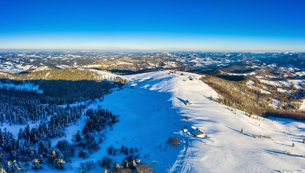 Magico panorama invernale di bellissime piste innevate in una stazione sciistica in Europa in una giornata gelida soleggiata e senza vento. Il concetto di ricreazione attiva in inverno