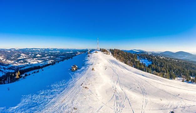 Magico panorama invernale di bellissime piste innevate