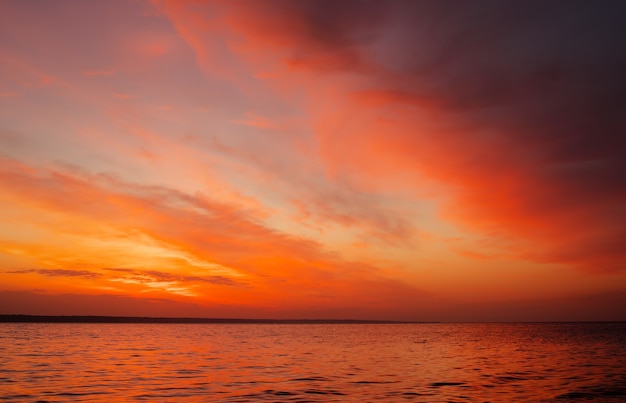 Magico tramonto arancione sul mare. Alba sulla spiaggia