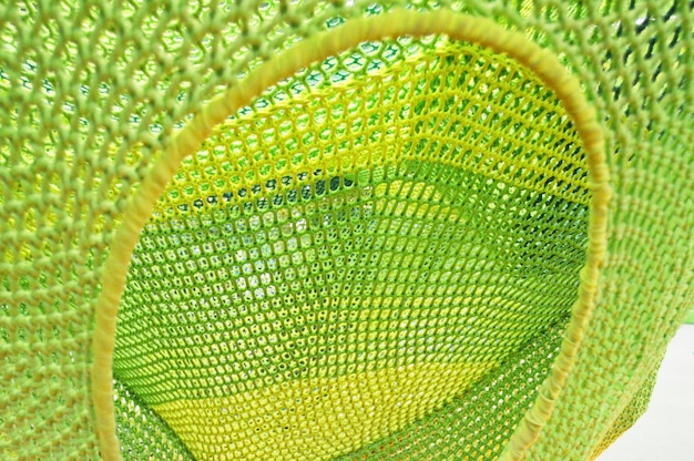 Maglia a trama tessuta in una macro verde brillante del centro di arrampicata per bambini