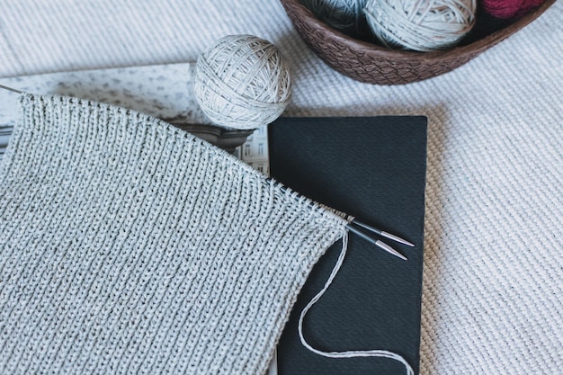 Maglieria a mano con aghi e palle di filato Concetto per il lavoro a mano e l'hygge slow life