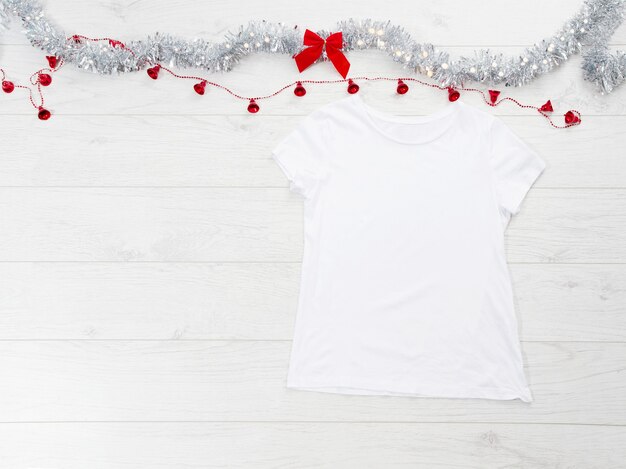 Maglietta bianca e decorazioni natalizie
