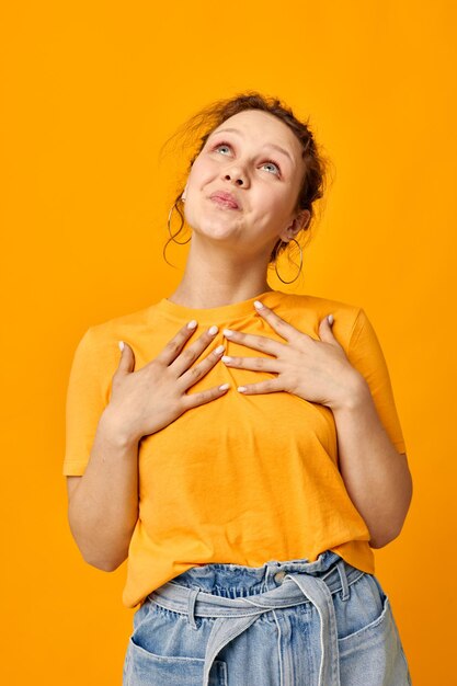 Maglietta gialla stile estivo donna graziosa in posa sfondi isolati inalterati